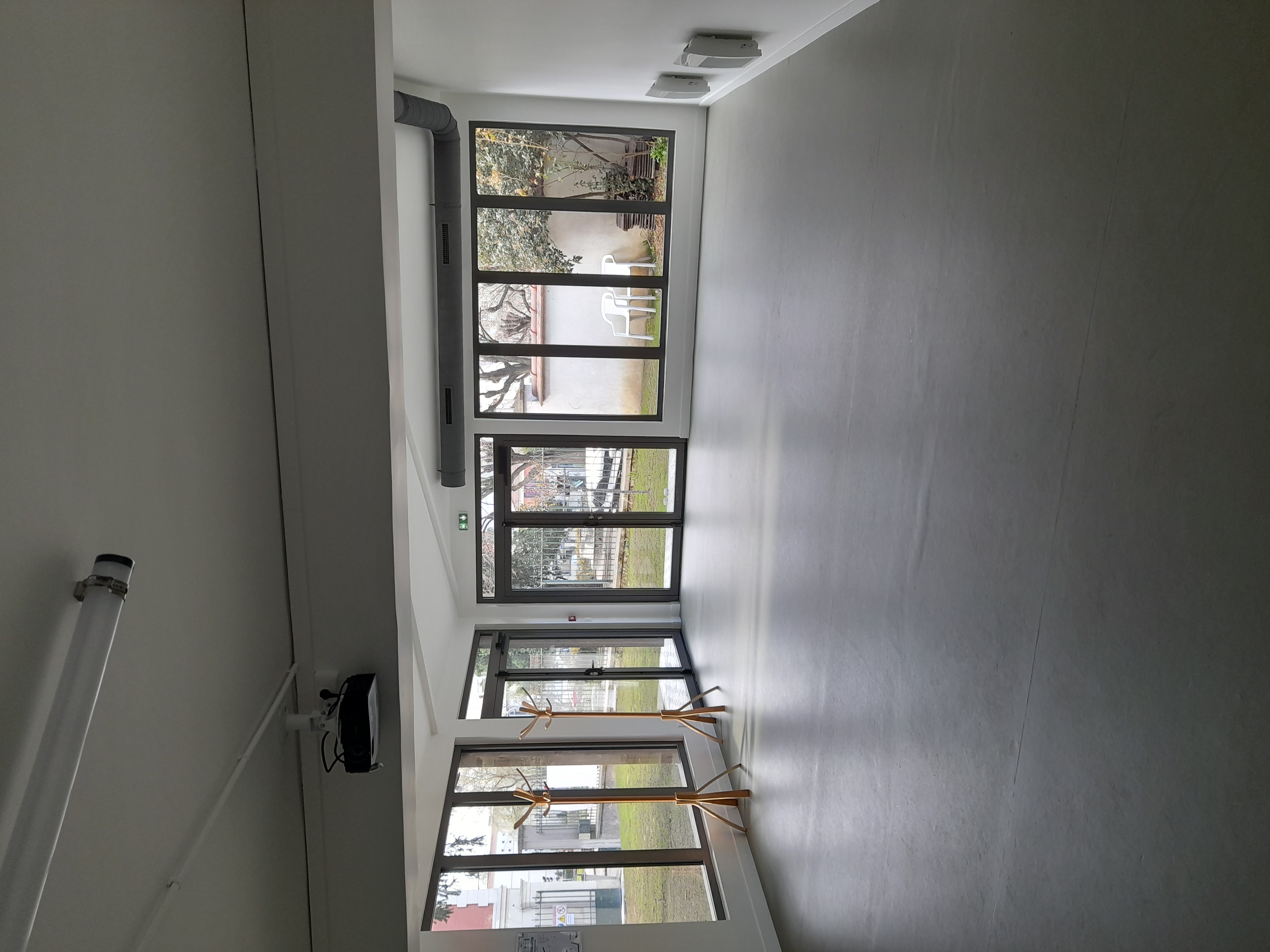 vue du couloir sur la cuisine/salon d'accueil